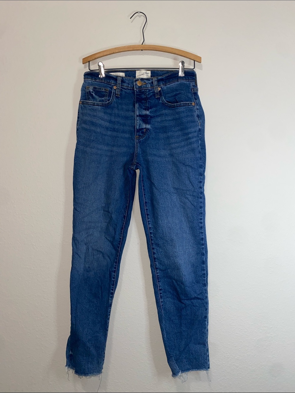 💋Adorable high rise 90’s slim Jeans frayed at the let holes! - Picture 2 of 11
